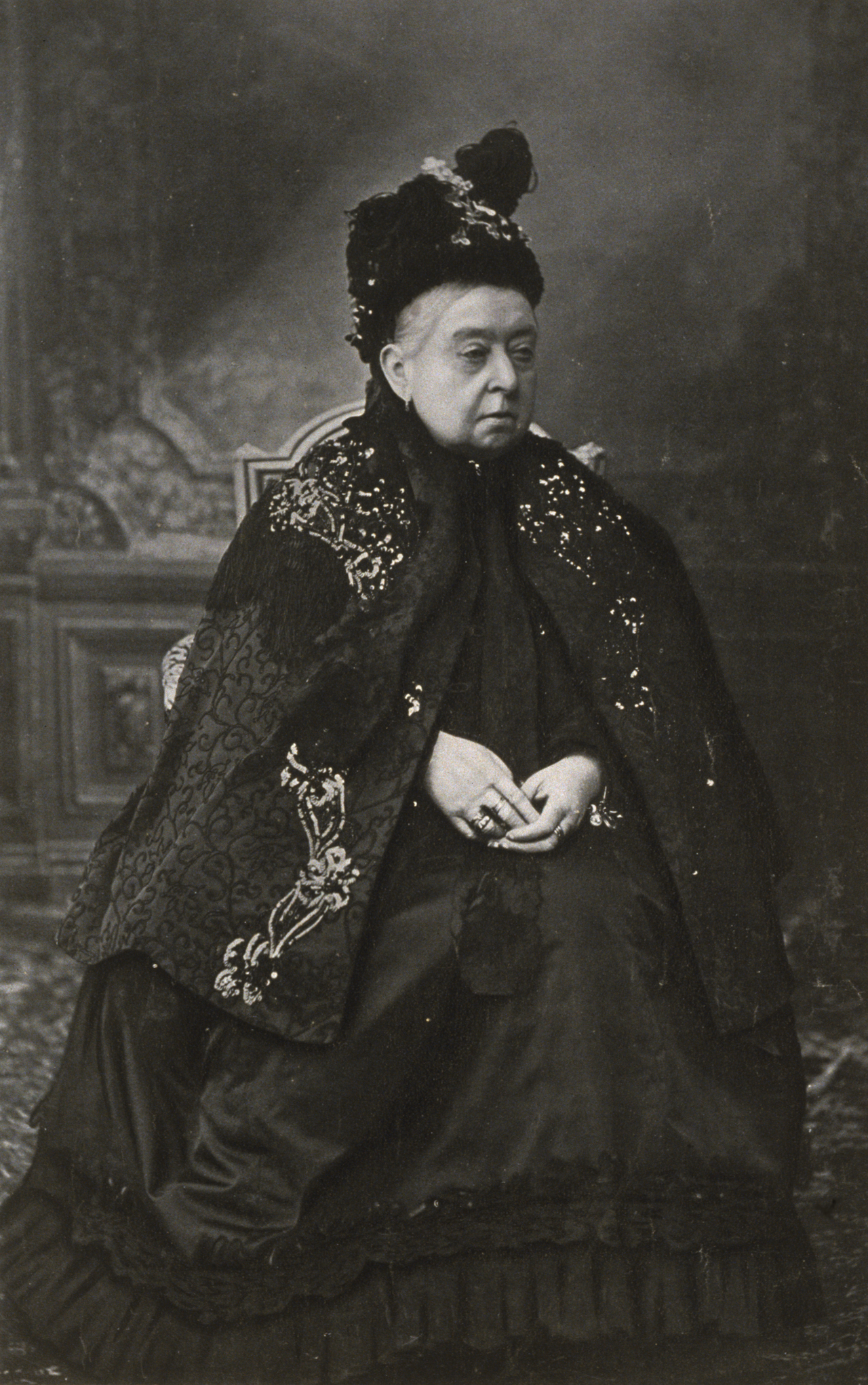 Queen-Victoria-Her-Latest-Portrait-1900_tr_4643_566.jpg