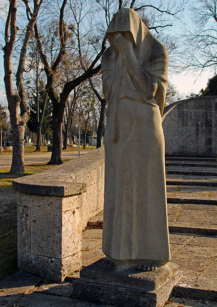 Statue-to-Mourning-Zentralfriedhof-Vienna.jpg